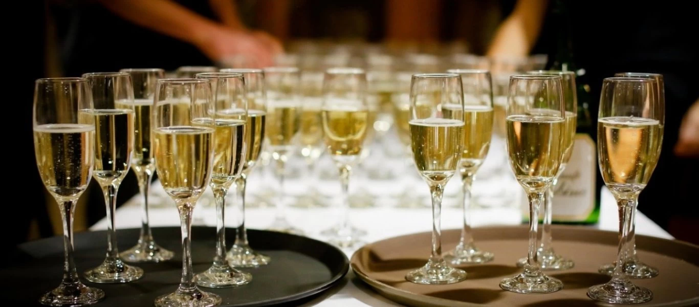 Ο κόσμος δεν έχει λόγο να γιορτάσει: Τεράστιες οι πτώσεις στις πωλήσεις σαμπάνιας - Ανησυχία στους παραγωγούς